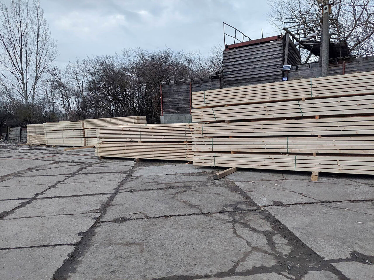 Predaj reziva rezivo na krov guľatina kamiónová doprava veľkoobchod so stavebným rezivom - Szlovak fa - Fenyő fűrészáru