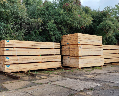 Predaj reziva rezivo na krov guľatina kamiónová doprava veľkoobchod so stavebným rezivom - Szlovak fa - Fenyő fűrészáru